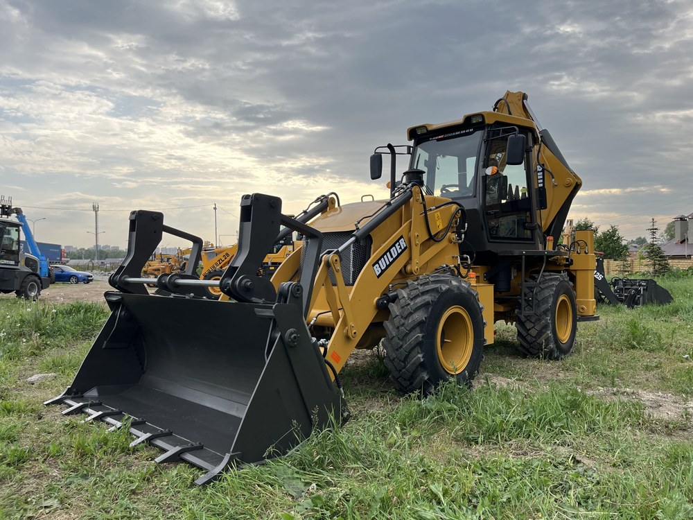 Экскаватор-погрузчик BUILDER BL30-25 (равновеликие колеса)
