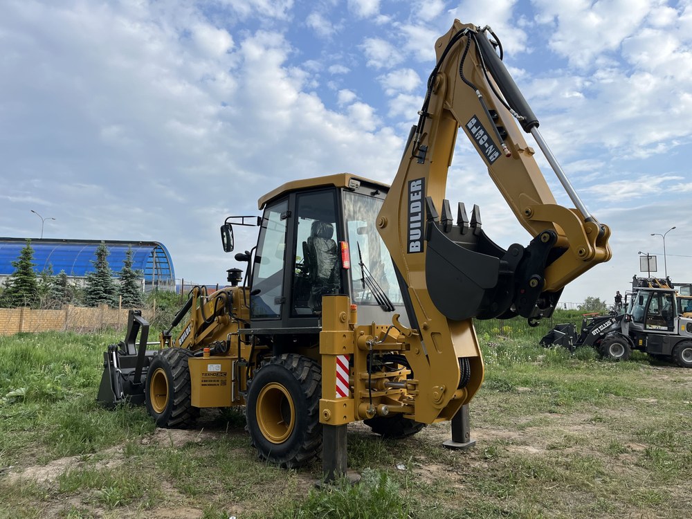 Экскаватор-погрузчик BUILDER BL30-25 (равновеликие колеса)