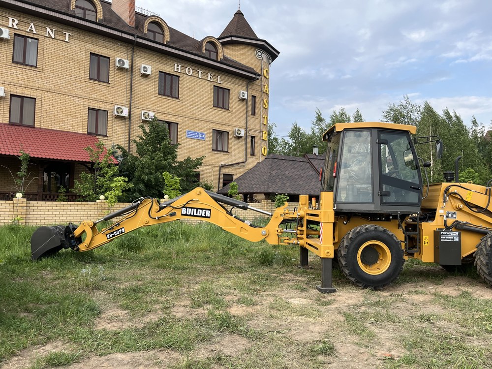 Экскаватор-погрузчик BUILDER BL30-25 (равновеликие колеса)