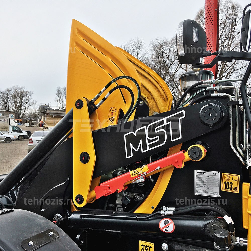 Экскаватор-погрузчик MST M542